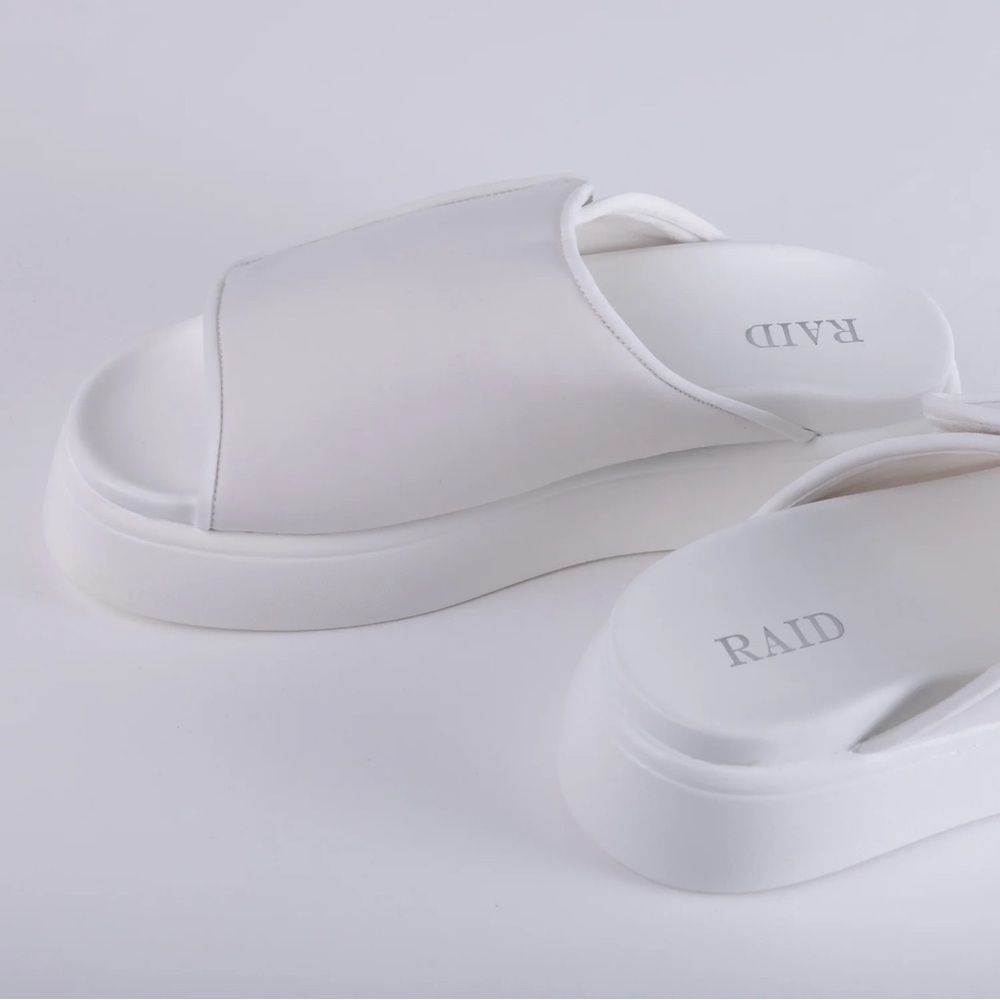 Raid

Arvina Chunky Slider Sandals